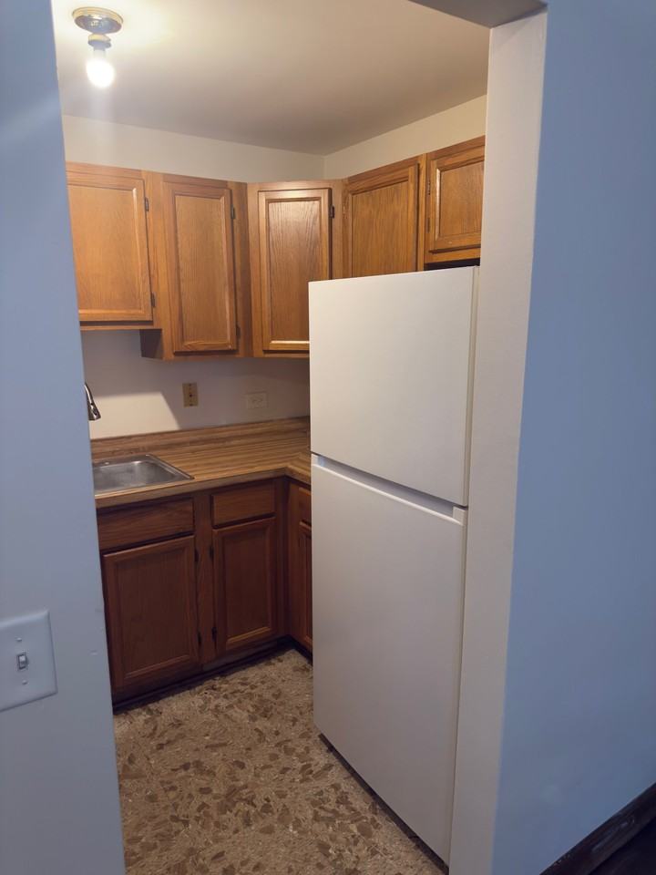 544 Crescent Blvd #B - Photo 5 of 6