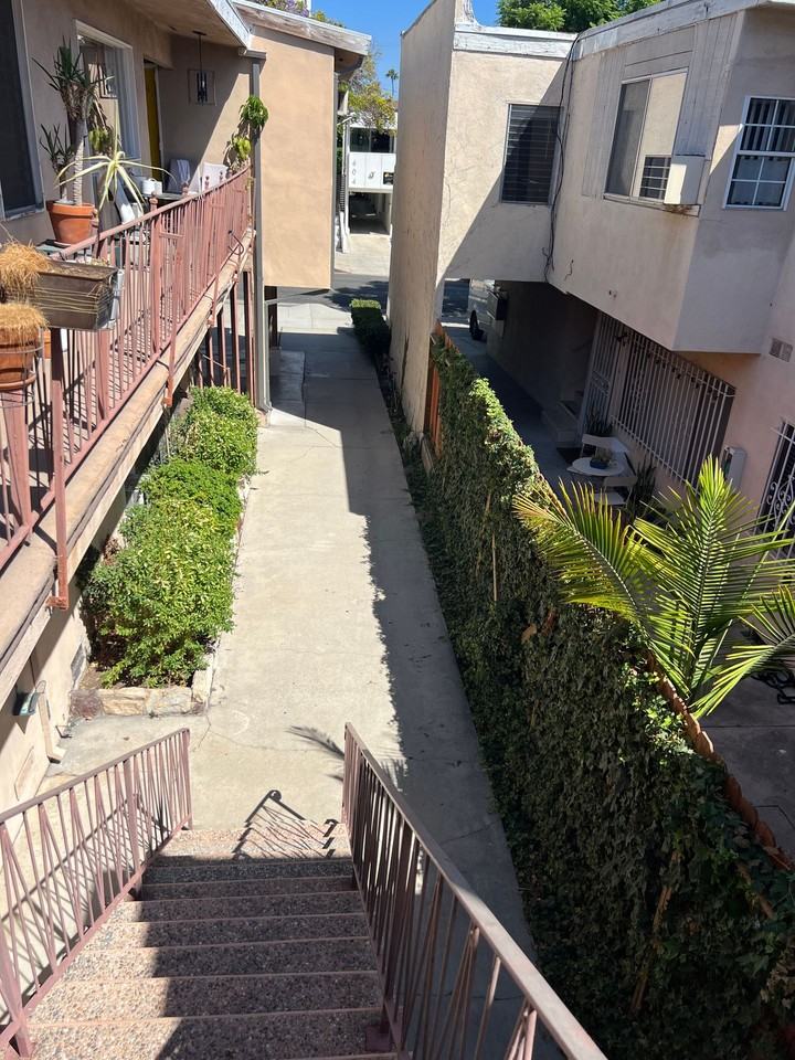 Flores St - 611 - Photo 4 of 44