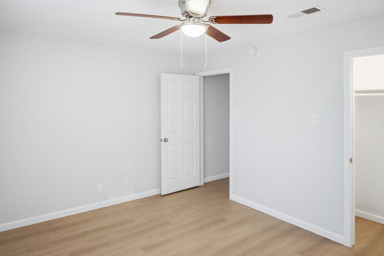 300 Veterans Dr #D - Photo 5 of 20