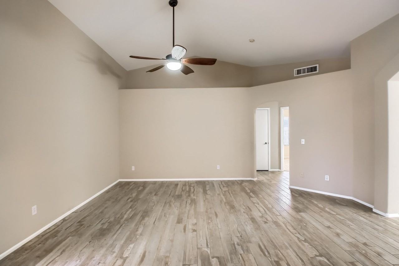 3033 E Wahalla Ln - Photo 2 of 34