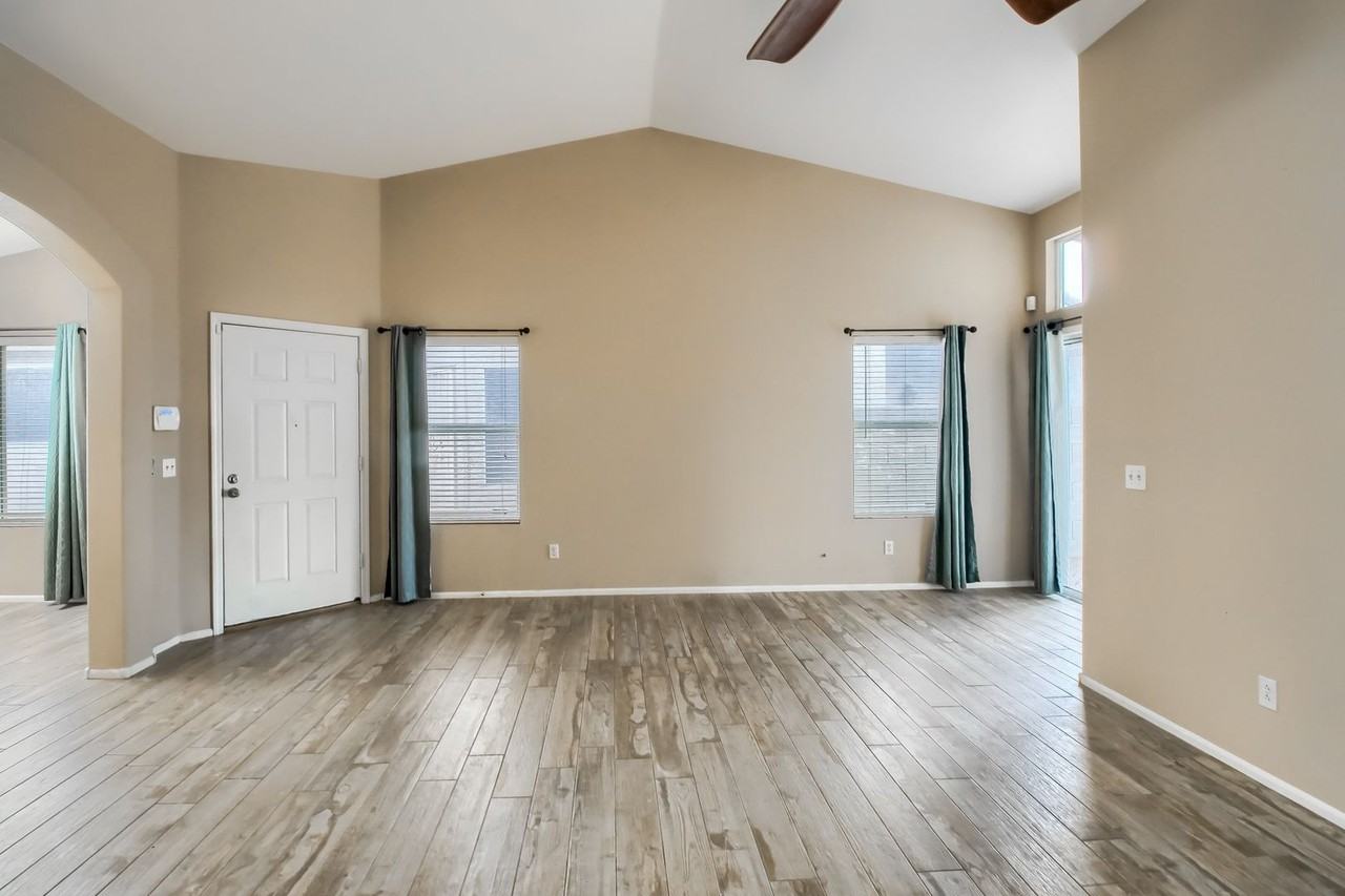 3033 E Wahalla Ln - Photo 4 of 34