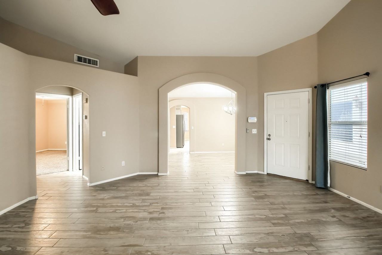 3033 E Wahalla Ln - Photo 5 of 34