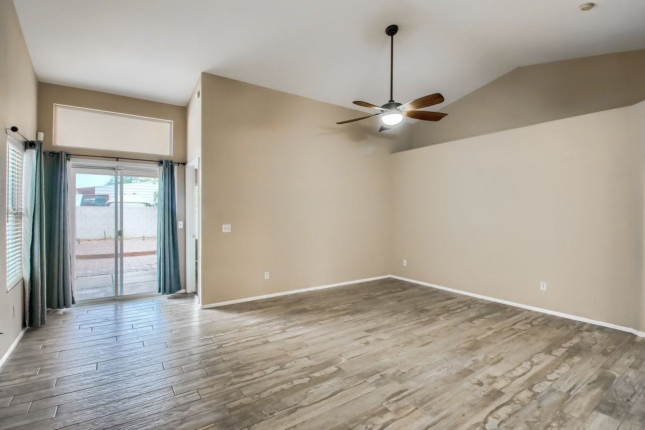 3033 E Wahalla Ln - Photo 6 of 34