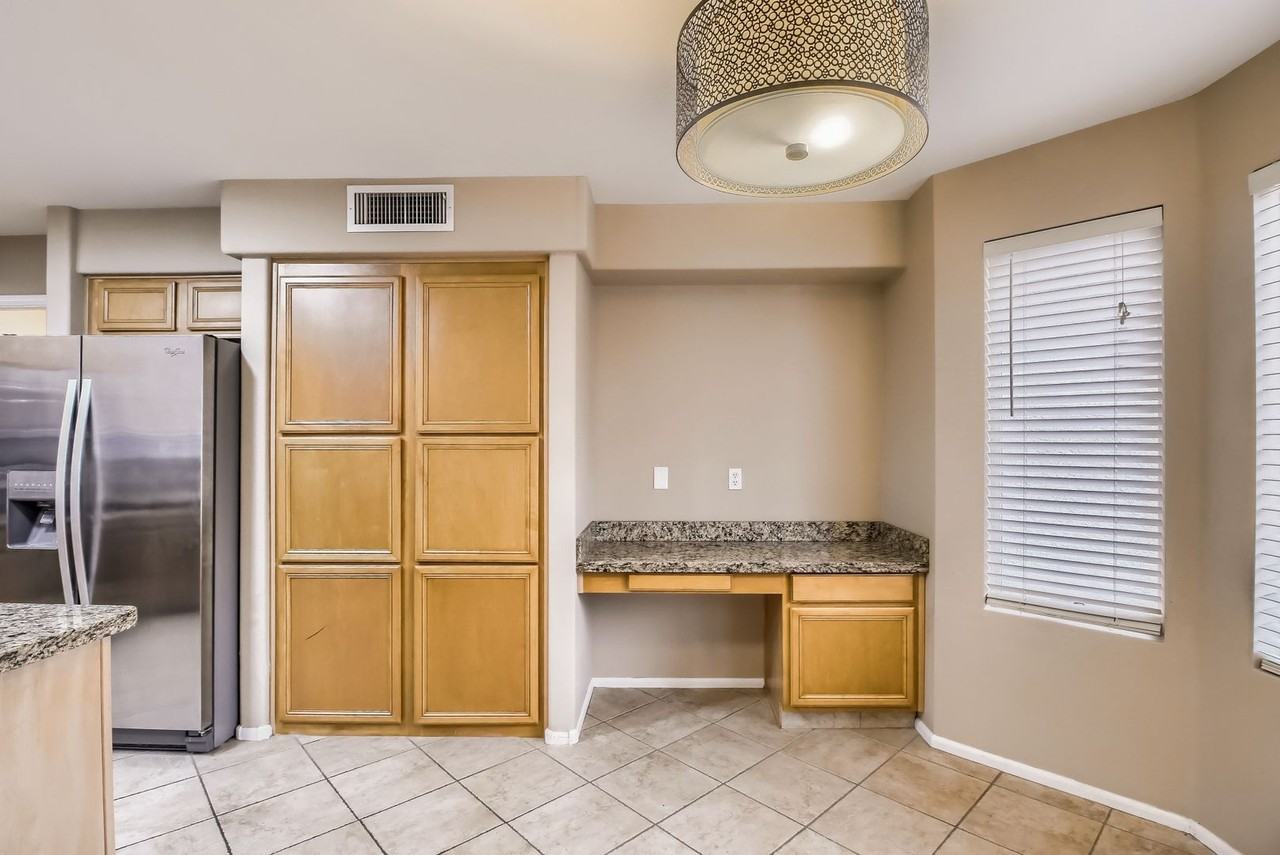 3033 E Wahalla Ln - Photo 7 of 34