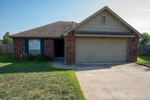 featured image of 2121 W Oak St