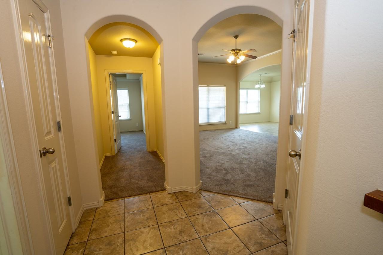 2121 W Oak St - Photo 2 of 38