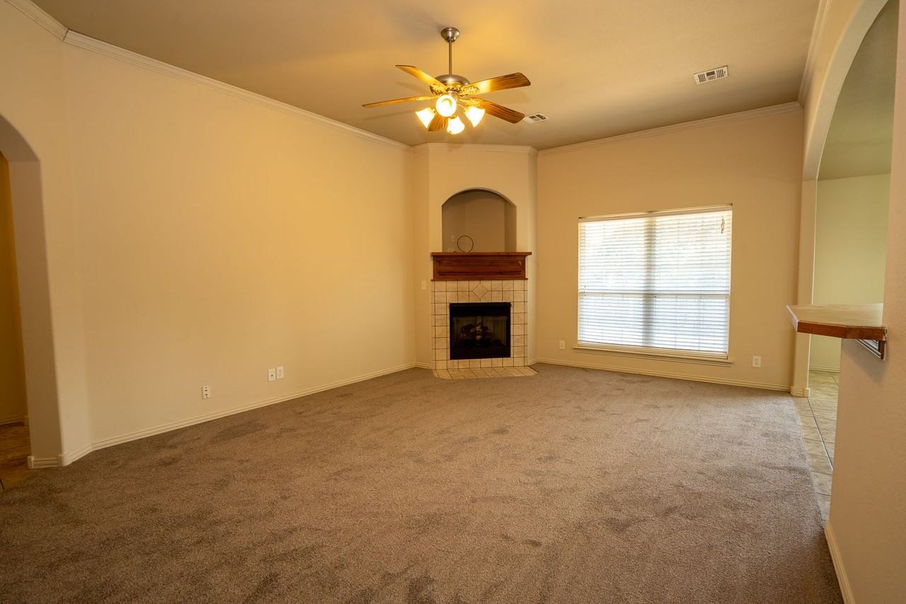 2121 W Oak St - Photo 3 of 38