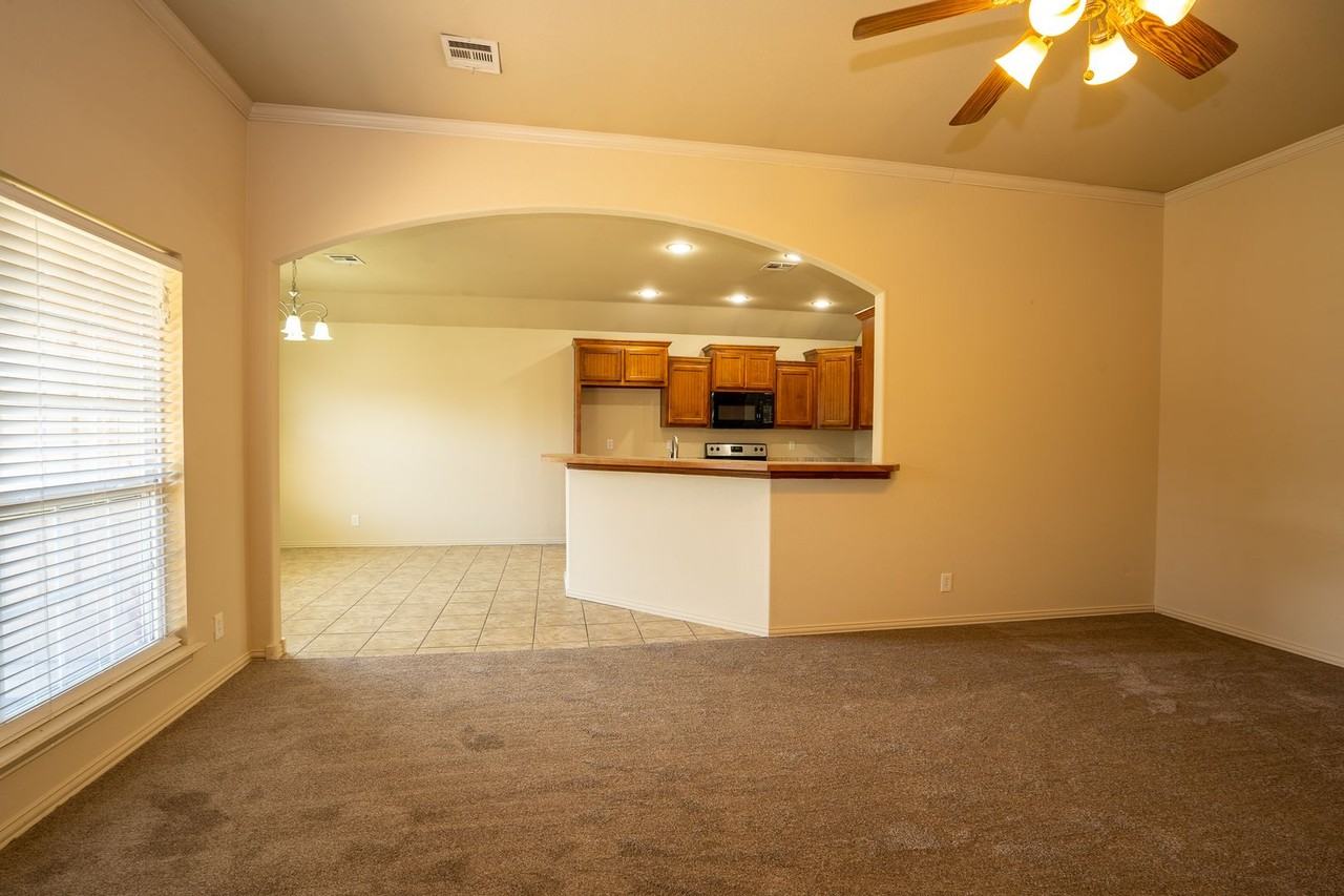 2121 W Oak St - Photo 4 of 38