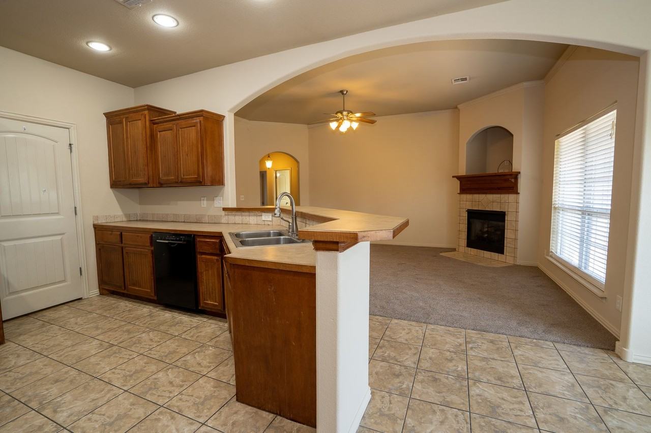 2121 W Oak St - Photo 5 of 38