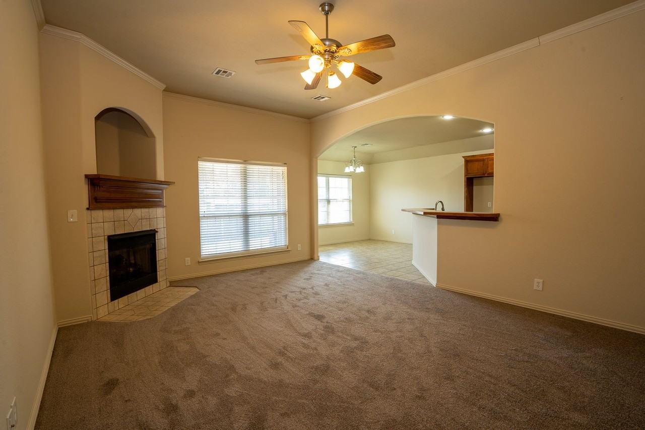 2121 W Oak St - Photo 6 of 38