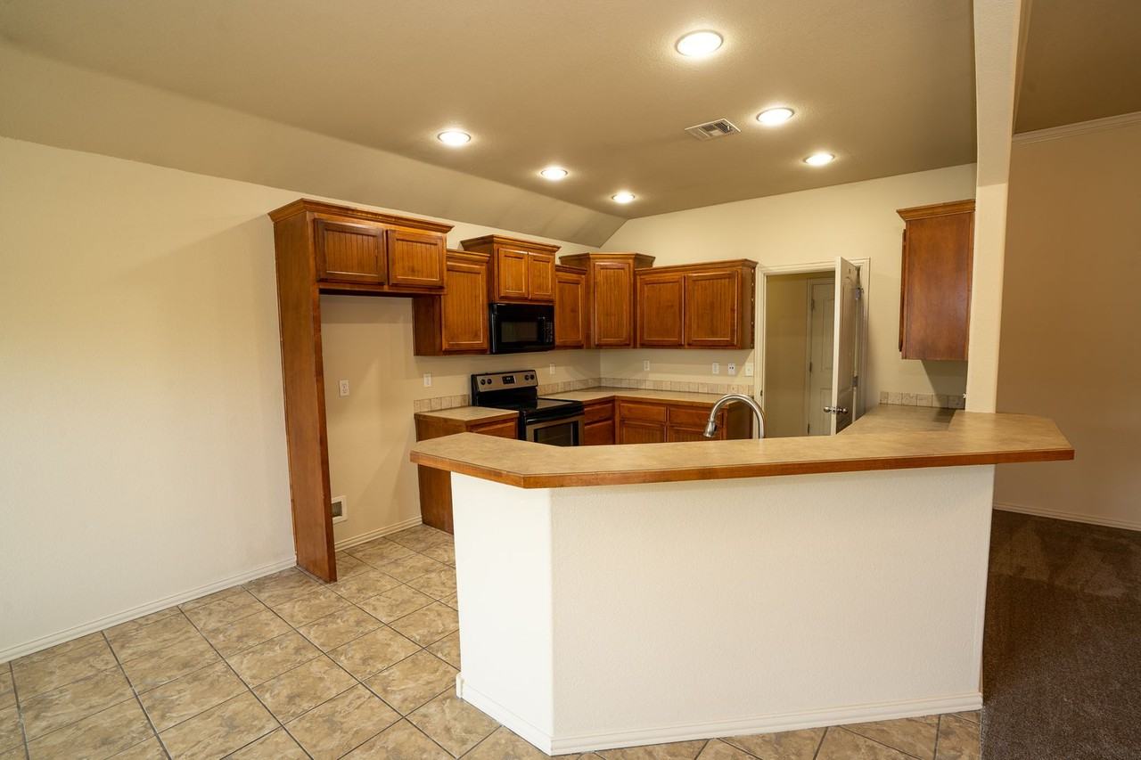 2121 W Oak St - Photo 7 of 38