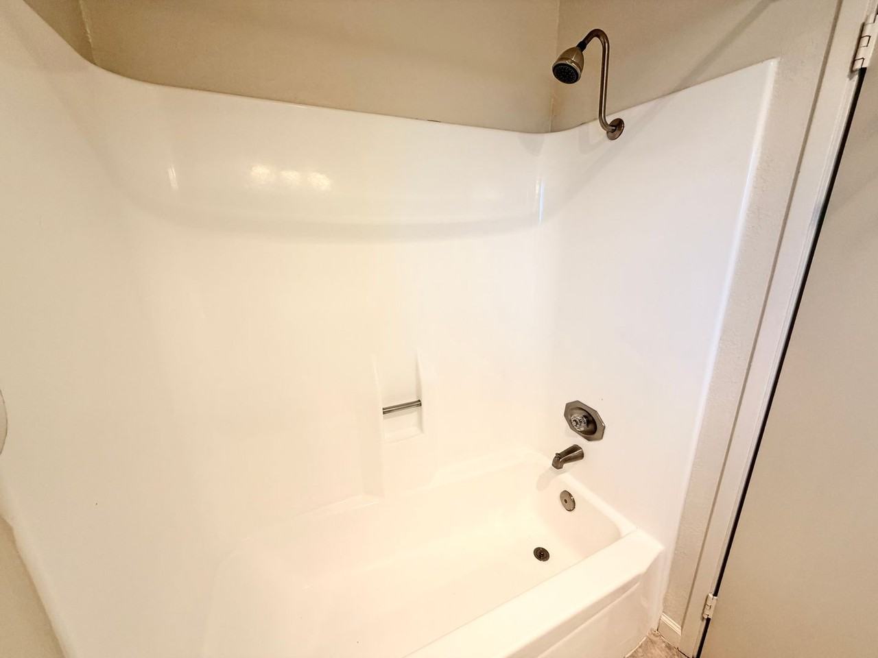 100 Bond Ave - Photo 5 of 18