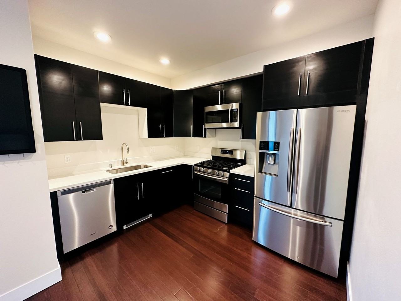 552 S Cloverdale St #C - Photo 2 of 21