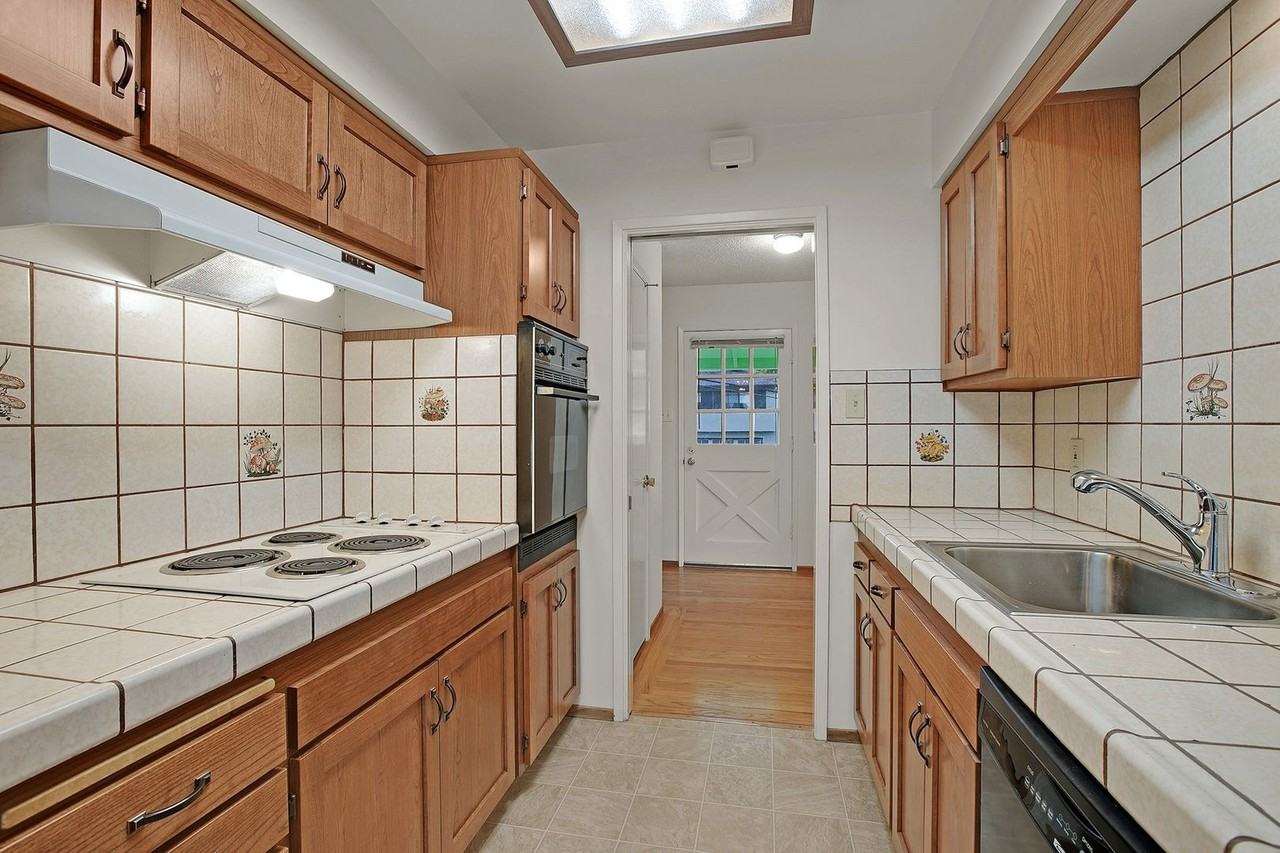 230 Lowell Ave - Photo 7 of 28