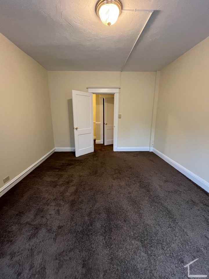 68 Woodstock Ave - Photo 5 of 16