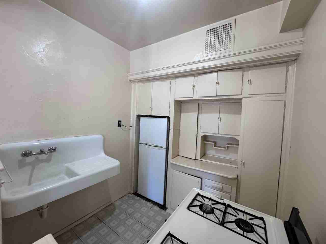 2142 Jefferson St - Photo 6 of 15