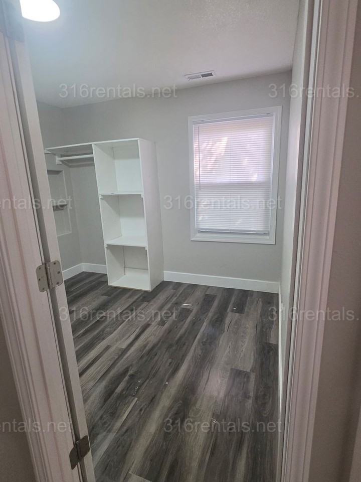 714 N Ash St - Photo 2 of 8