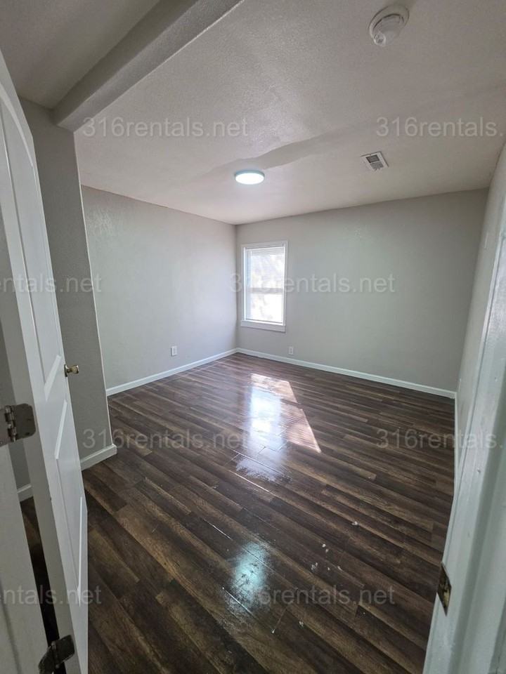 714 N Ash St - Photo 5 of 8