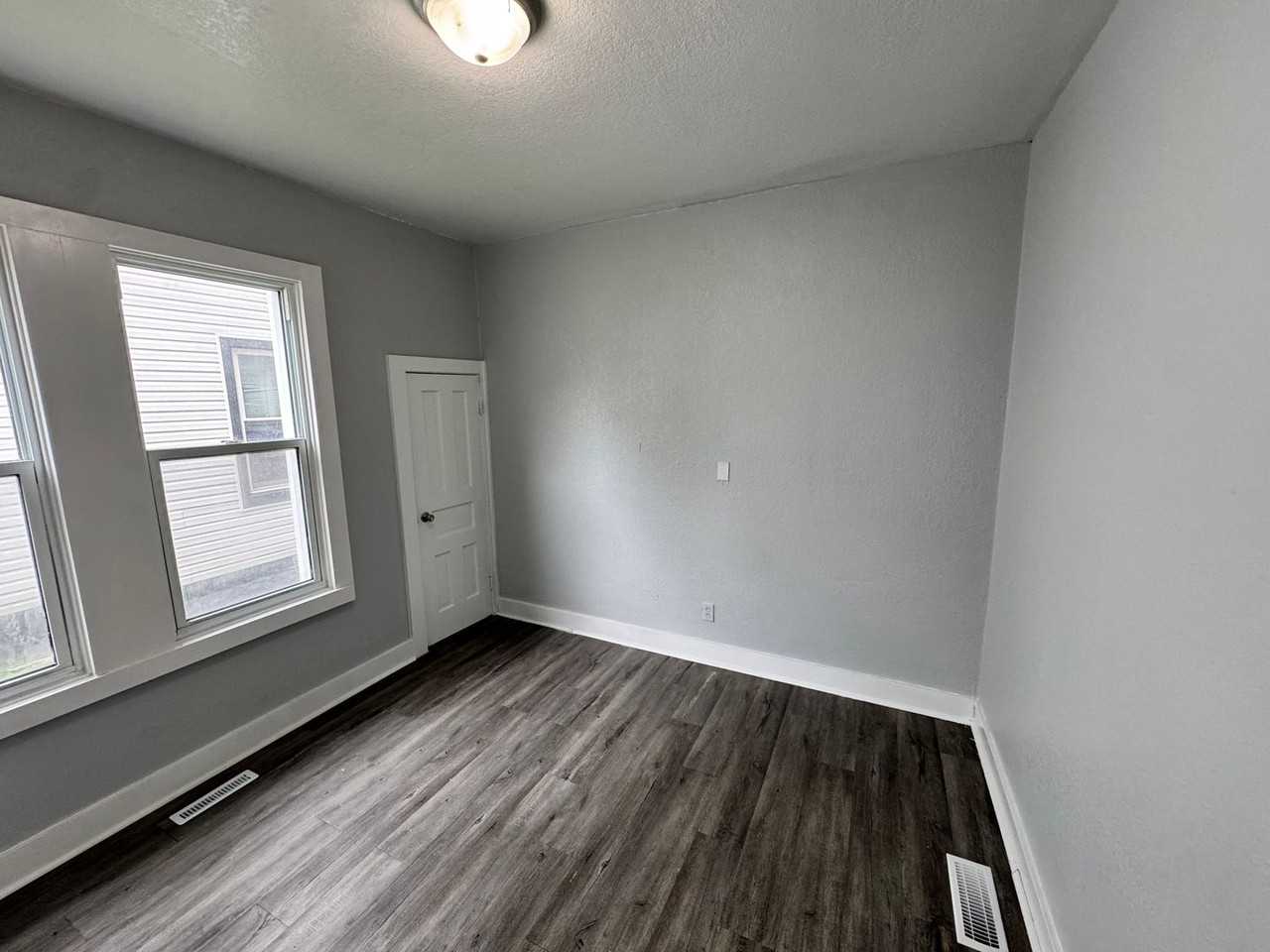 4515 8th Ave - Photo 4 of 16