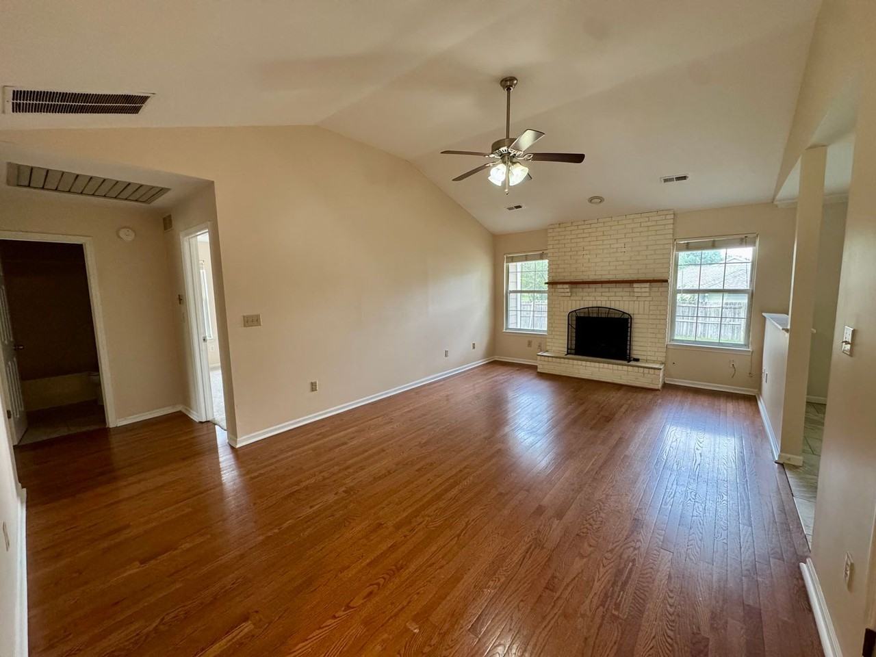 2105 Saratoga Dr - Photo 2 of 9