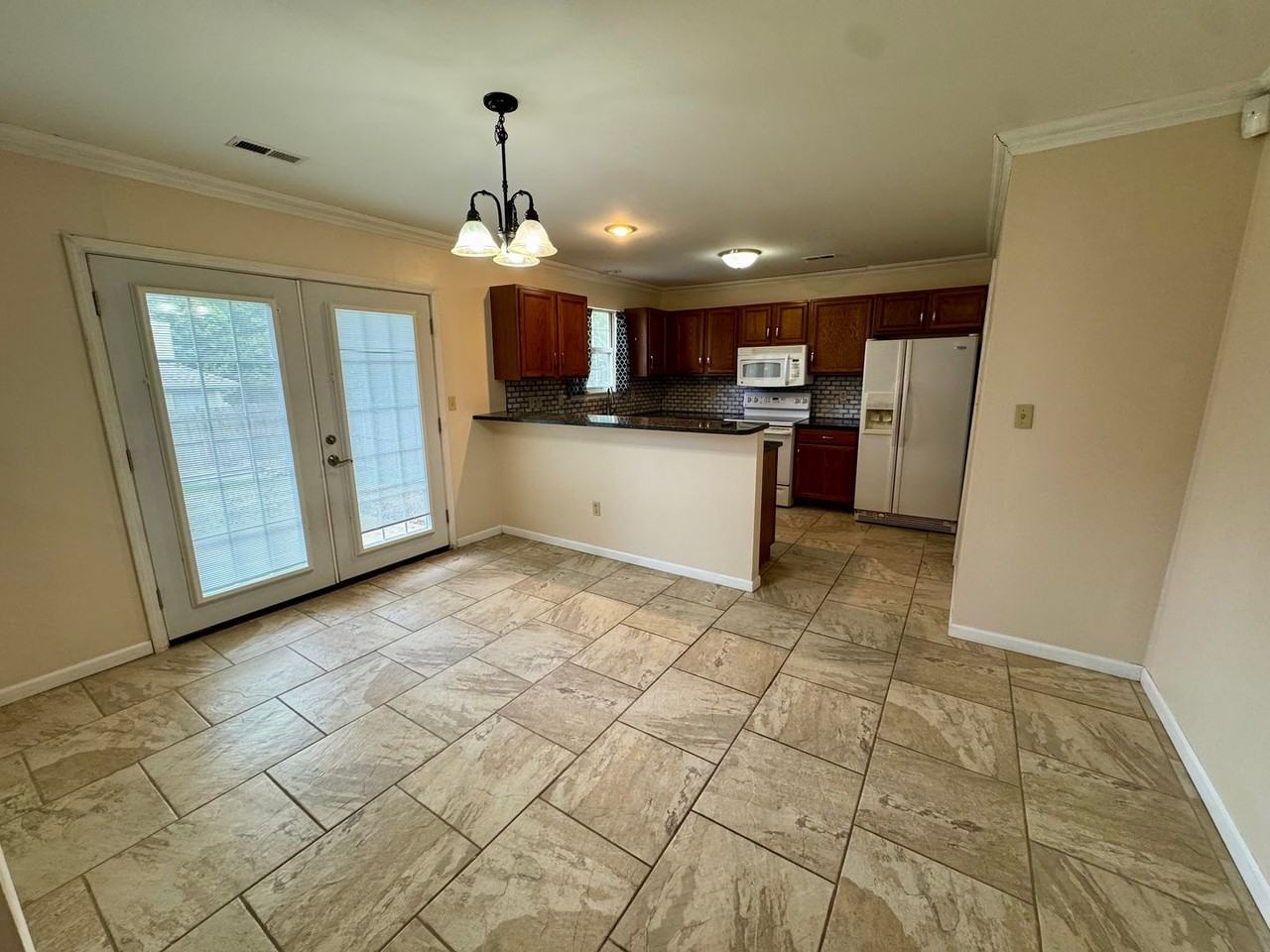 2105 Saratoga Dr - Photo 3 of 9