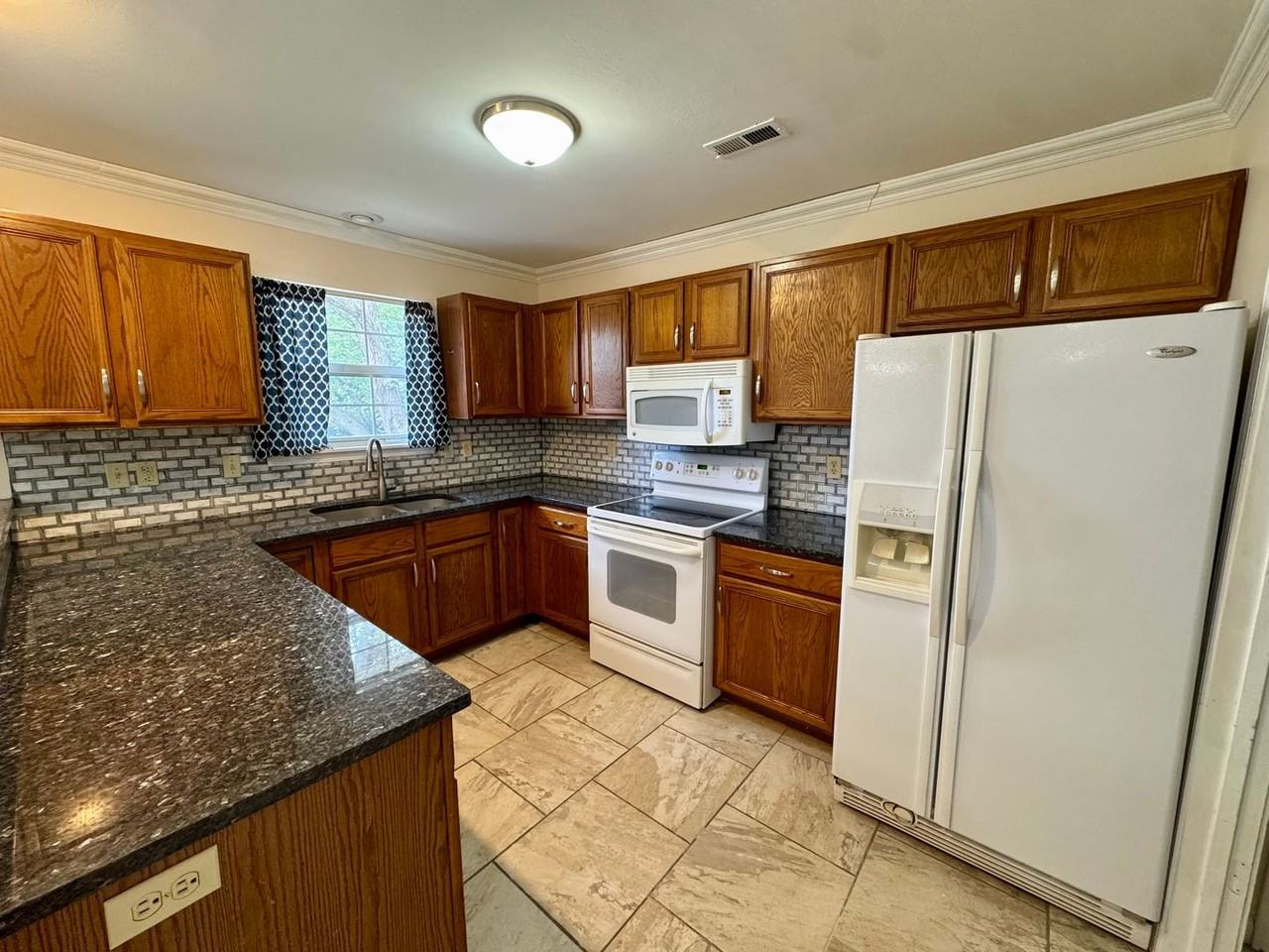 2105 Saratoga Dr - Photo 4 of 9
