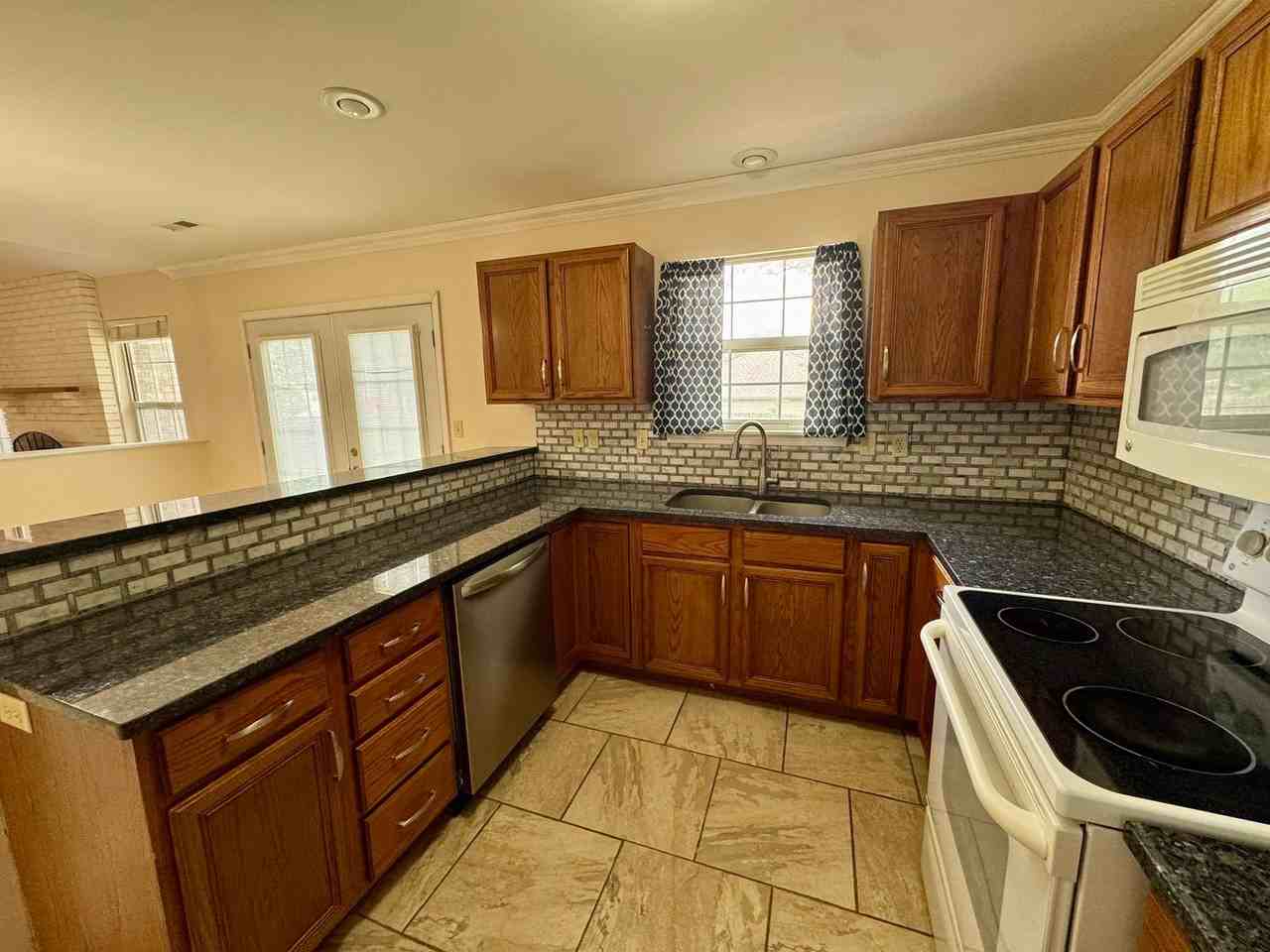2105 Saratoga Dr - Photo 5 of 9