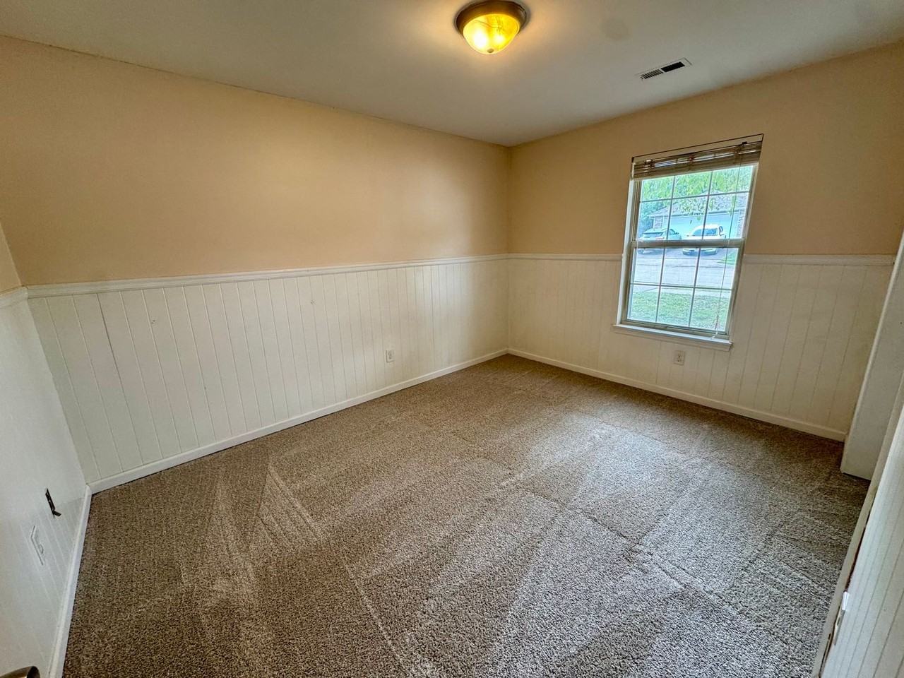 2105 Saratoga Dr - Photo 7 of 9