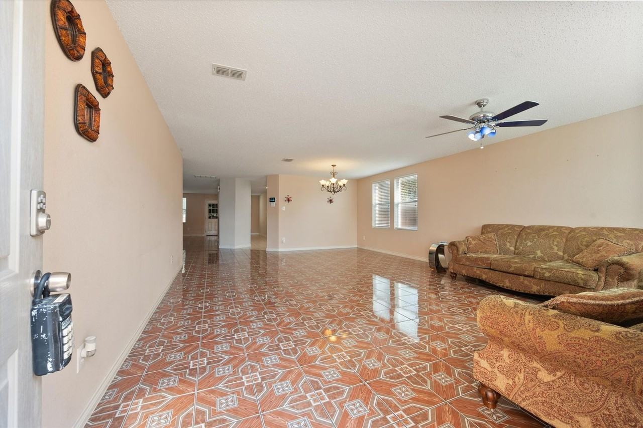511 Travis Ranch Trl - Photo 5 of 40