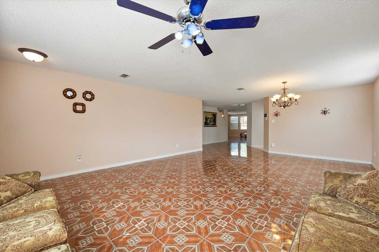 511 Travis Ranch Trl - Photo 6 of 40