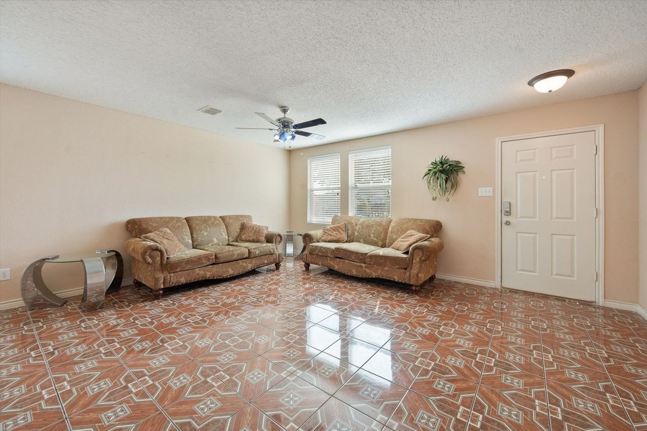 511 Travis Ranch Trl - Photo 6 of 38