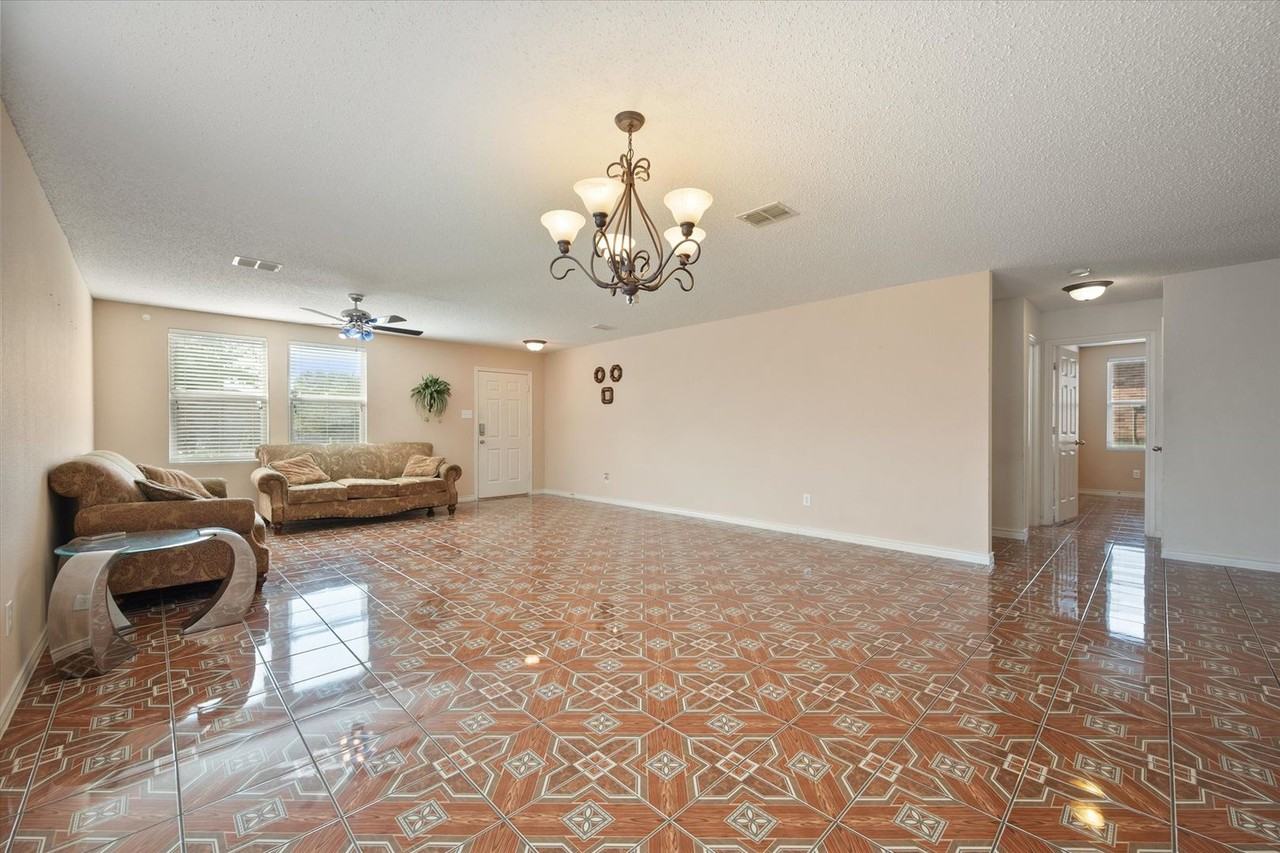 511 Travis Ranch Trl - Photo 7 of 38