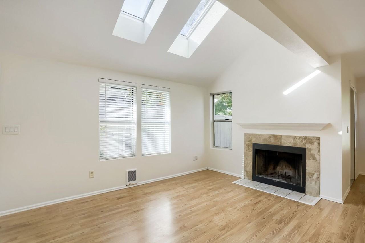 12749 Ne 132nd St - Photo 3 of 11