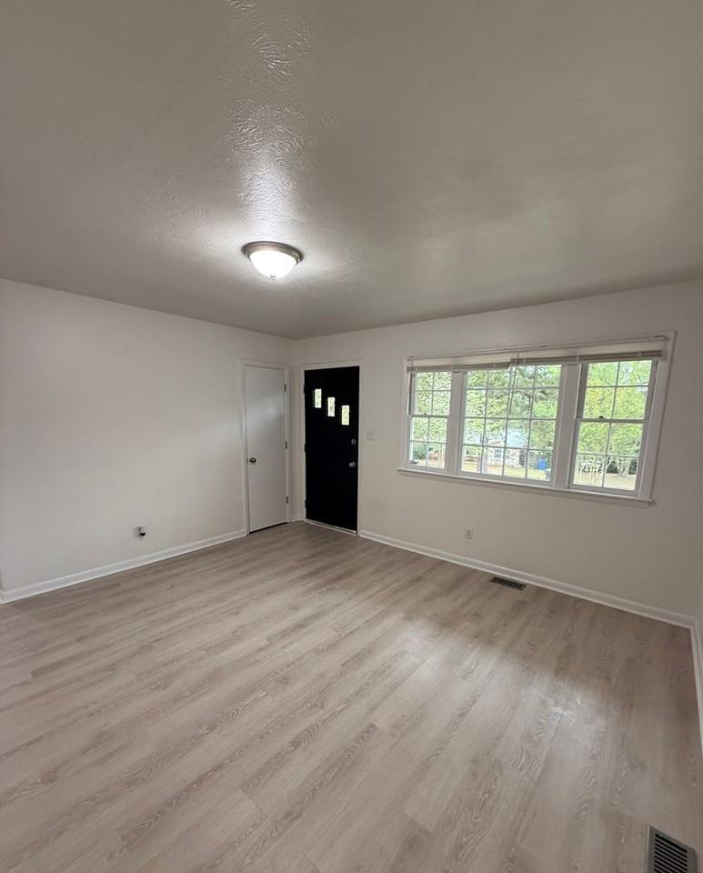 825 Oakcrest Dr - Photo 2 of 12