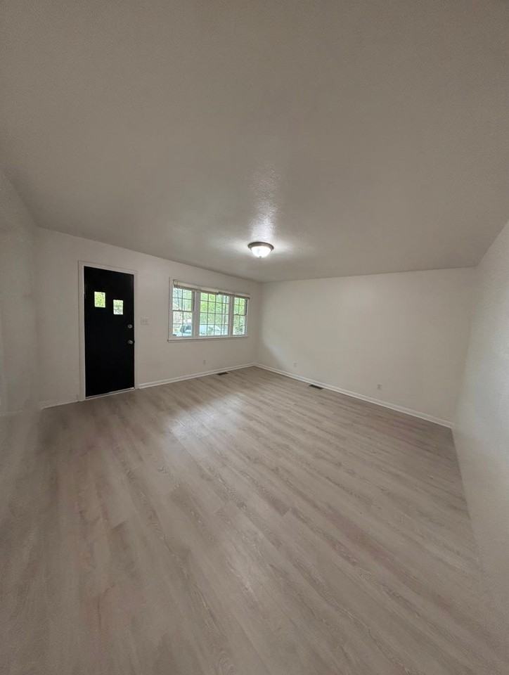 825 Oakcrest Dr - Photo 3 of 12