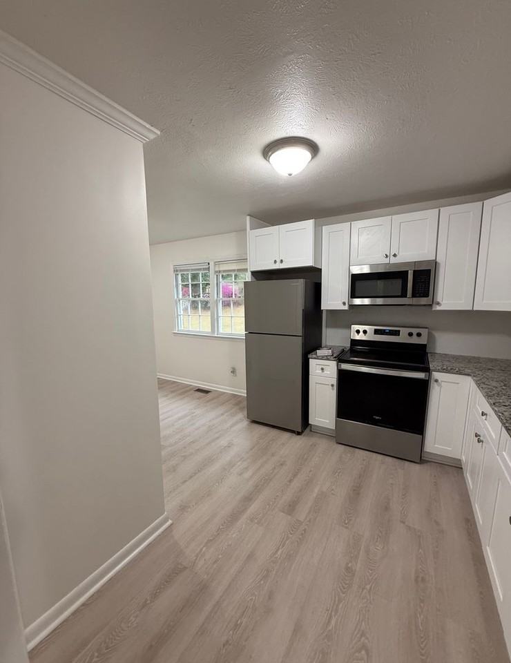 825 Oakcrest Dr - Photo 4 of 12
