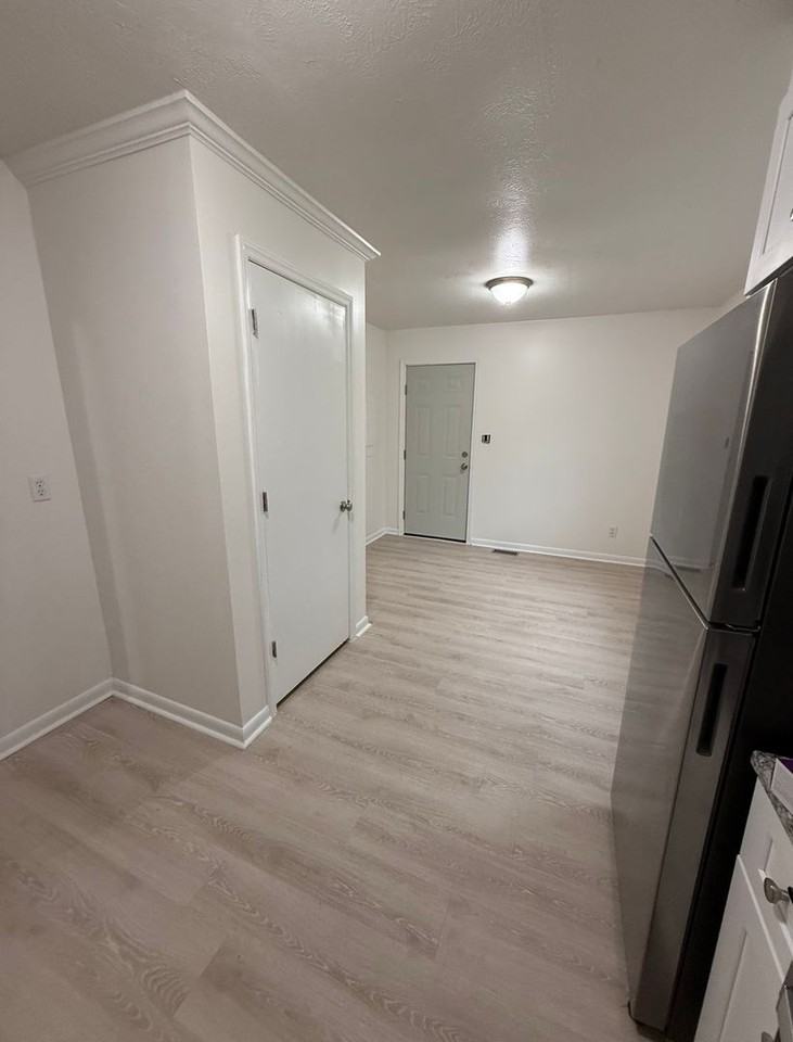 825 Oakcrest Dr - Photo 6 of 12