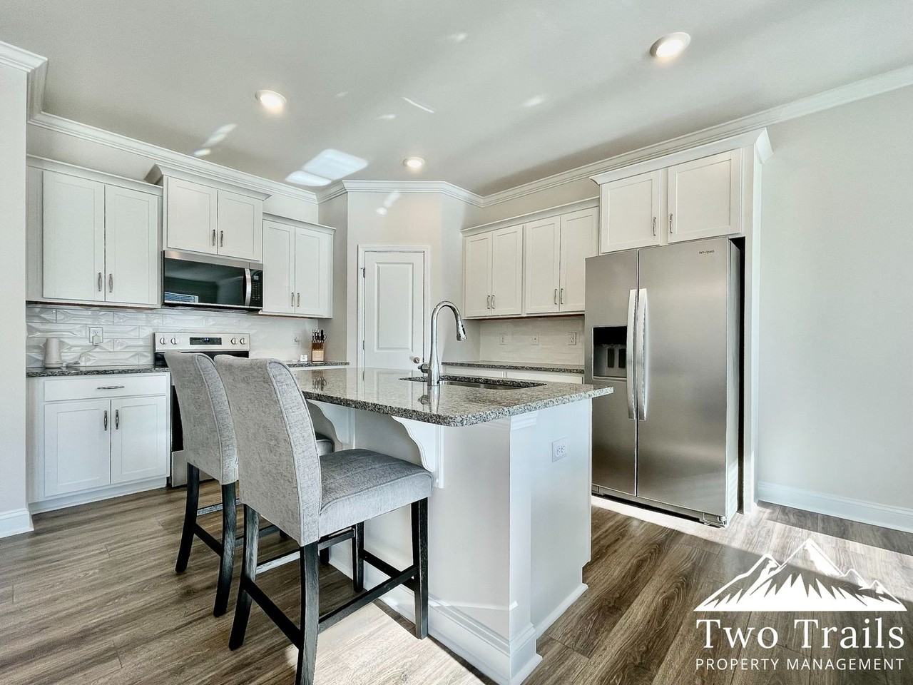 407 Creekview Rd - Photo 3 of 20