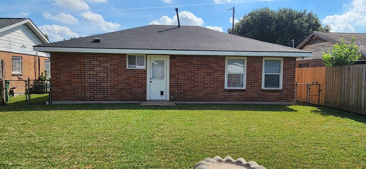 1807 Angeline St - Photo 3 of 20