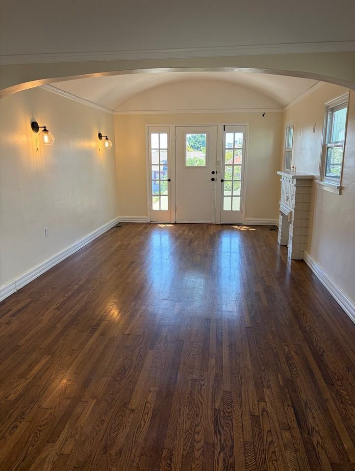 2746 E St - Photo 2 of 18