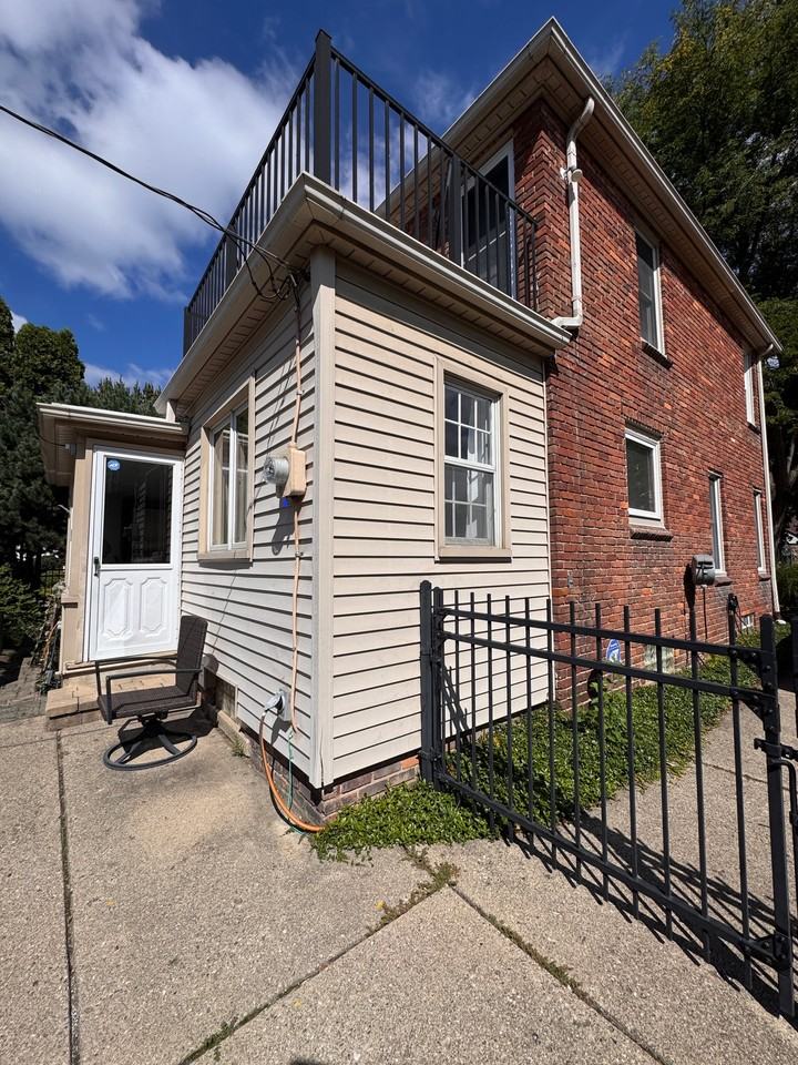 24719 Winona St - Photo 4 of 50