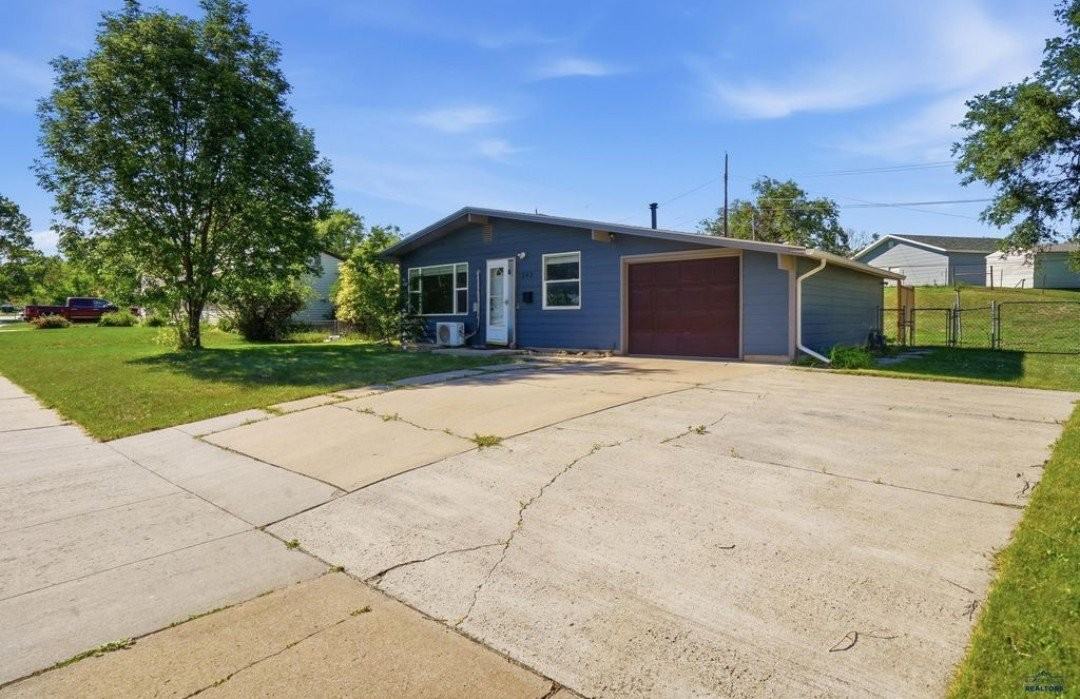 242 E Fairmont Blvd - Photo 2 of 20