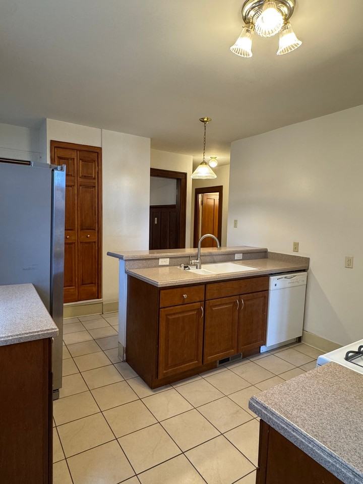 2622 N Stowell Ave - Photo 2 of 17