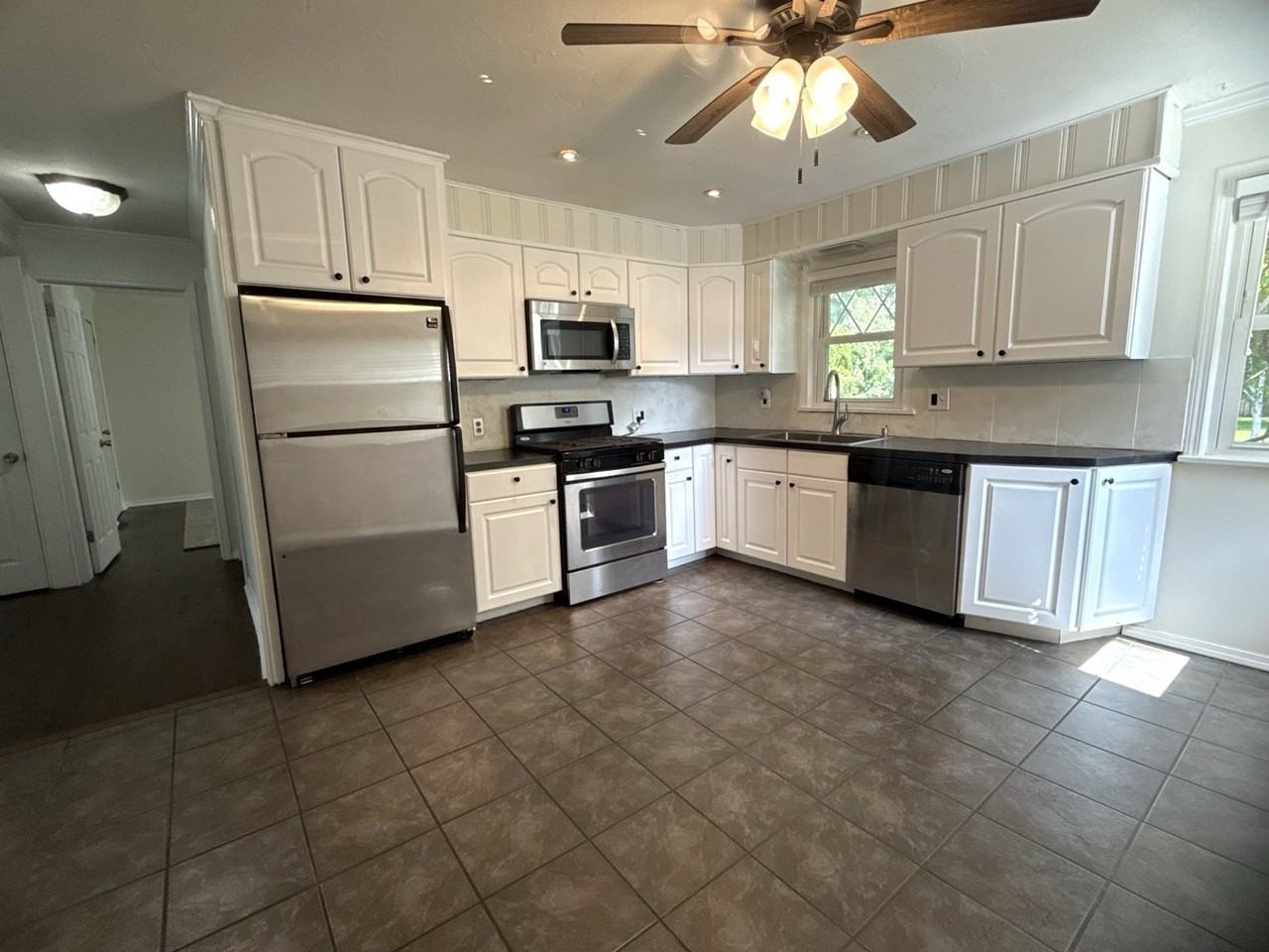 2813 Stark Dr - Photo 2 of 10