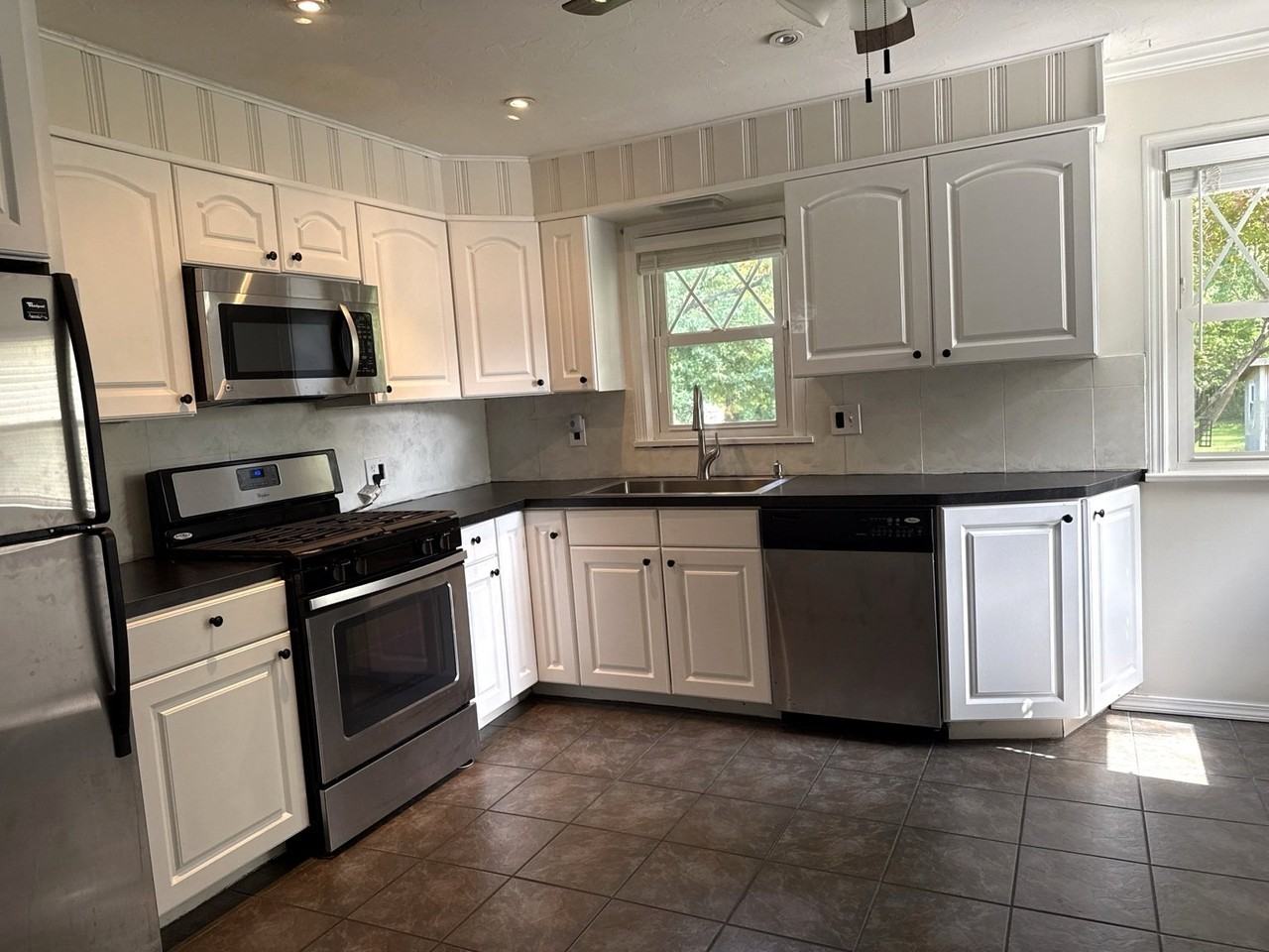2813 Stark Dr - Photo 3 of 10