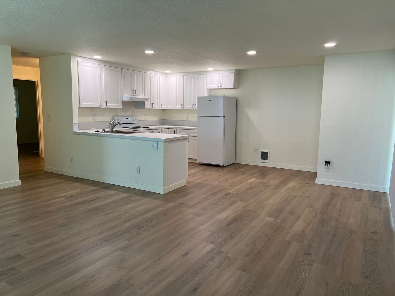 300 Dennis St Se #F - Photo 2 of 19