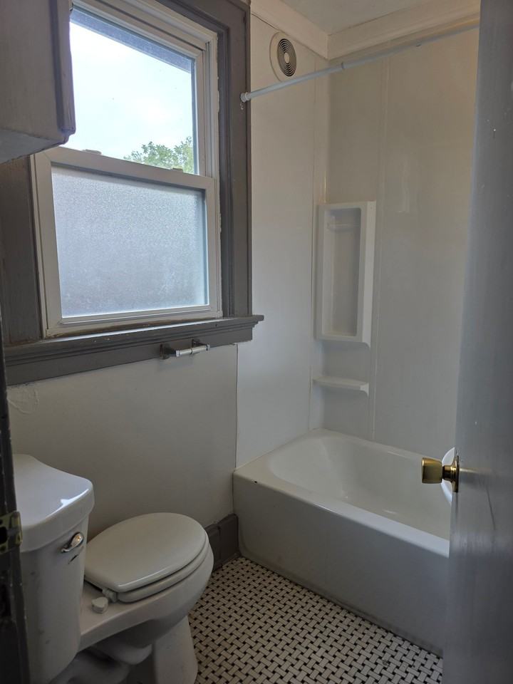 136 Warner St - Photo 2 of 18