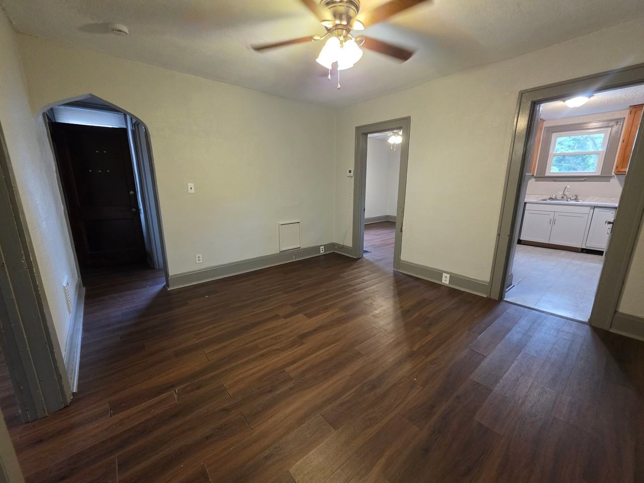 136 Warner St - Photo 4 of 18