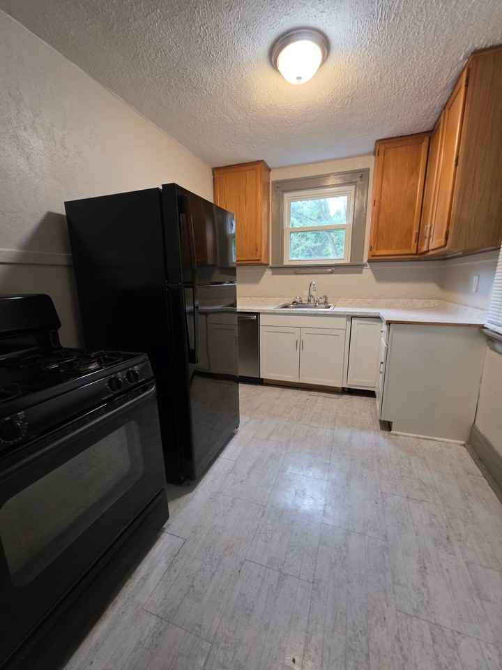 136 Warner St - Photo 6 of 18