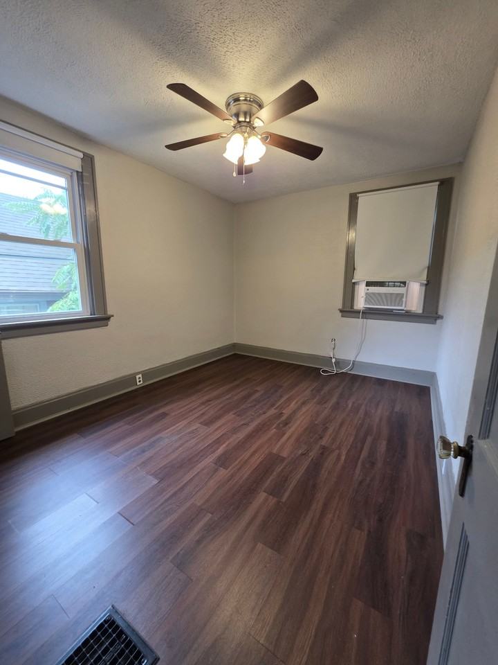 136 Warner St - Photo 7 of 18